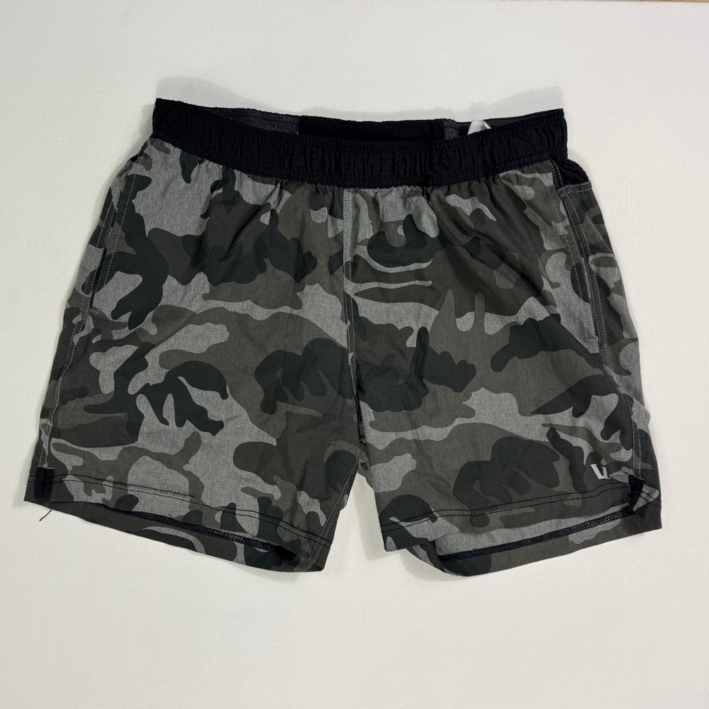 Vuori hybrid shorts size Large lined 6” inseam camouflage workout active